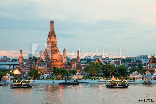 Bild på Wat Arun and cruise ship in night Bangkok city Thailand